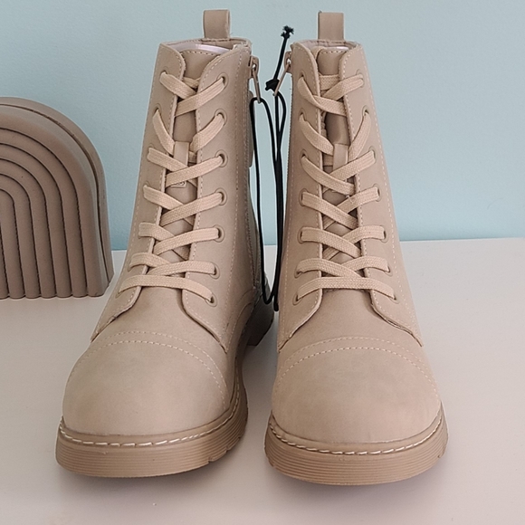 🎉HP!🎉 NWT! Arizona Lug Soles Tan Size 7.5 - Picture 3 of 8